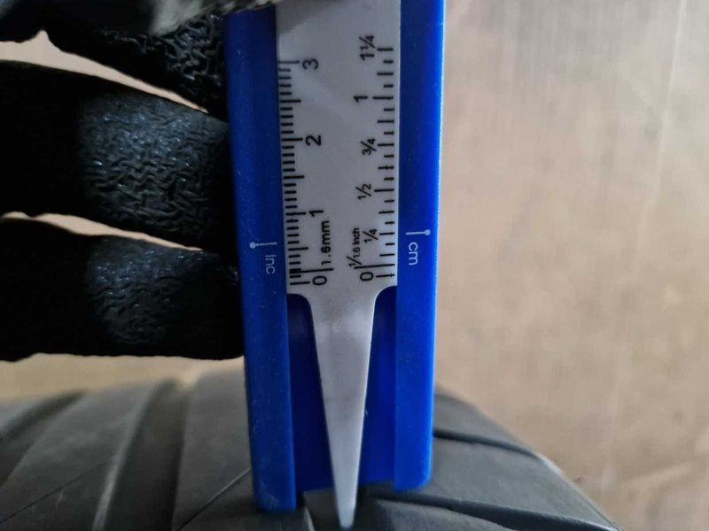 2 Goodyear R19 235/45
летни гуми
DOT2721