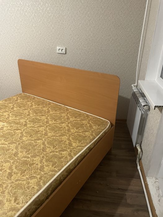Кровать и 2 тумбочки