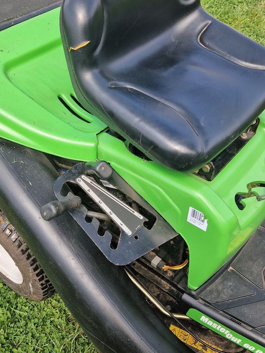 Tracroras tuns iarba, gazon