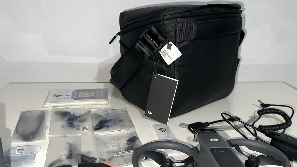 Drona Dji Avata 2 , 3 baterii, goggles 2 , RC motion 2
