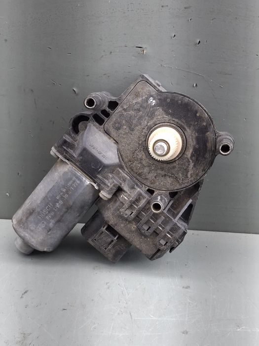 Motoras macara geam fata dreapta 0 130 821 774 Audi A6 1999