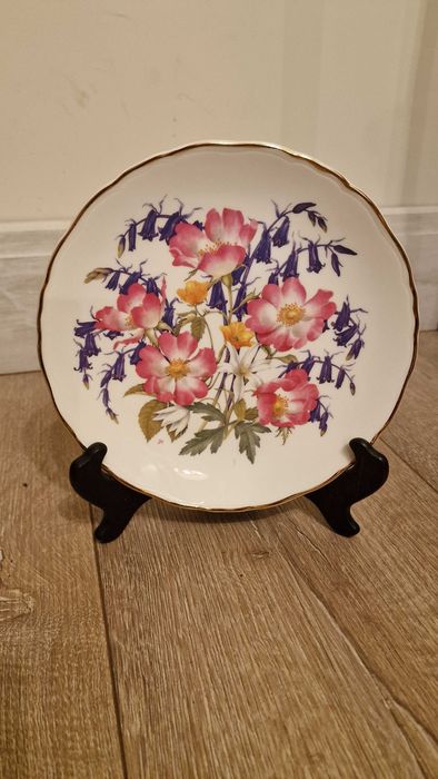Royal Albert– костен порцелан.