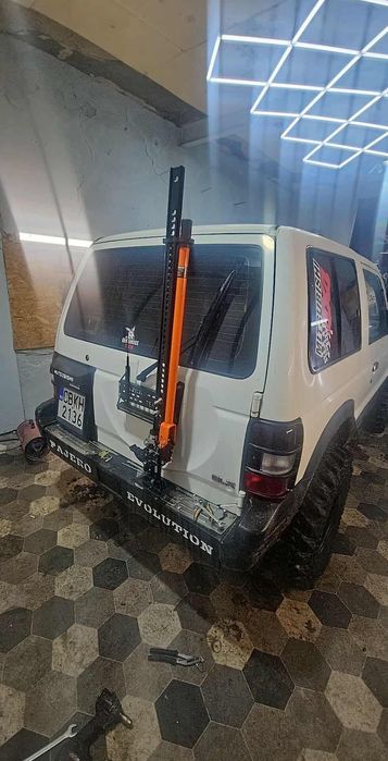 Стойка на мястото на резервната гума