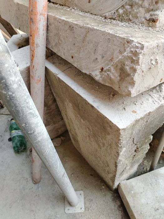 Подарявам бетонни плочи и камъни