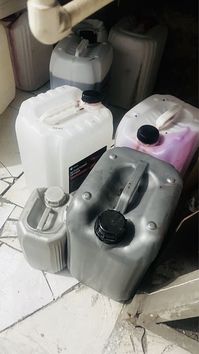 Продам канистры пластиковые 23л