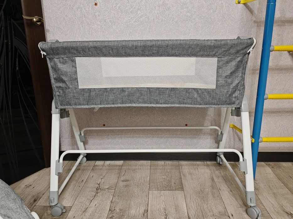 Продам кроватку детскую на колесиках