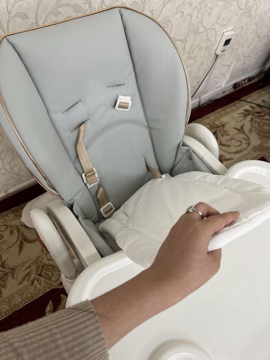 Bolalar ovqat stulchigi holati zor oq seriy aralaw rangda