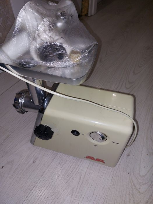 Продам мясорубку AVA
