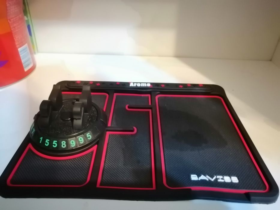 Автомобильный коврик для телефона, ключи и монеты