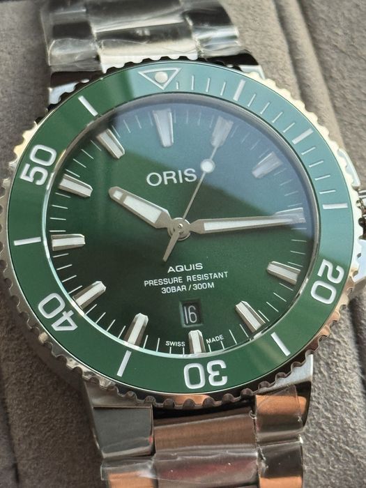 Часовник Oris Aquis Date 43.5 mm Чисто Нов