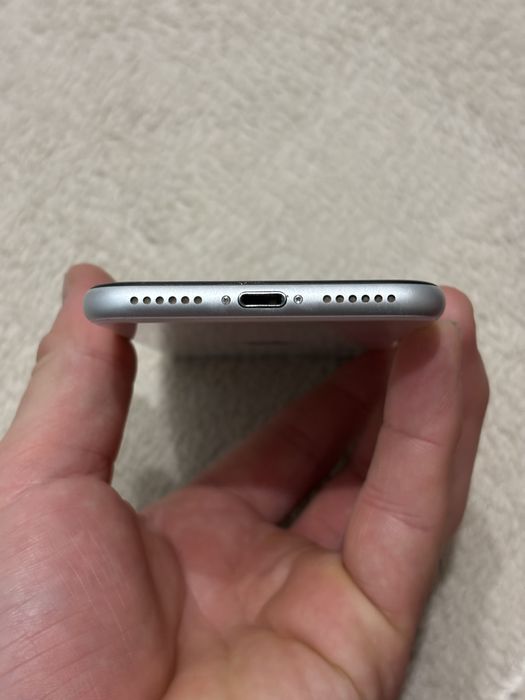 iPhone SE 2020 / 64GB / White