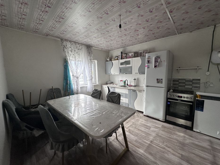 Үй сатылады.