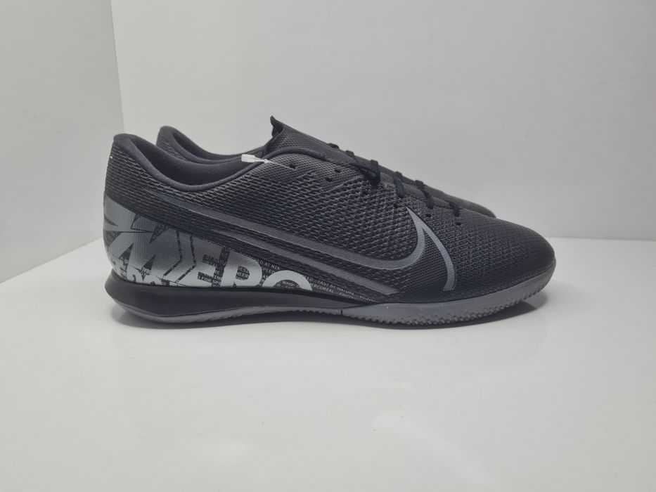 Nike Mercurial Vapor 13

Чисто нови без кутия. 

Размер 42 стелка 27 см.

Цена 45 евро.

Носени ,но в отлично състояние.

Размер 45 с