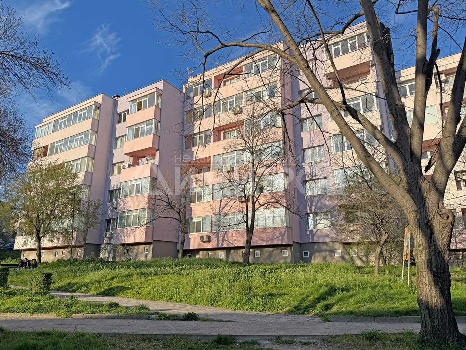 Продава се тристаен апартамент (3+1) 77 кв.м. в саниран блок в гр. Нови пазар в района на Бялта чешма на града.
