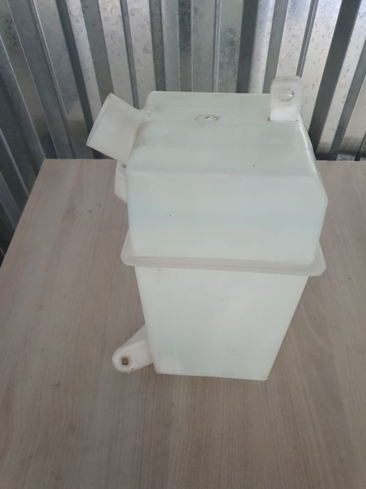 Бачек для жидкости на очистку Стекла Авто Жентра в рабочем состоянии