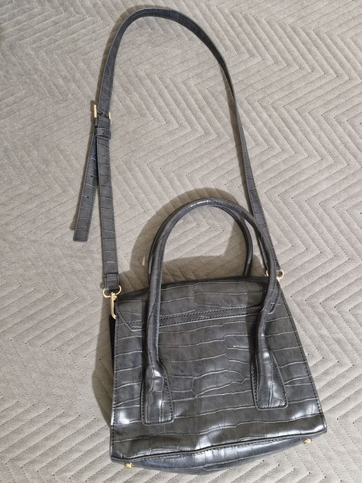 Продавасе дамска чанта на зара