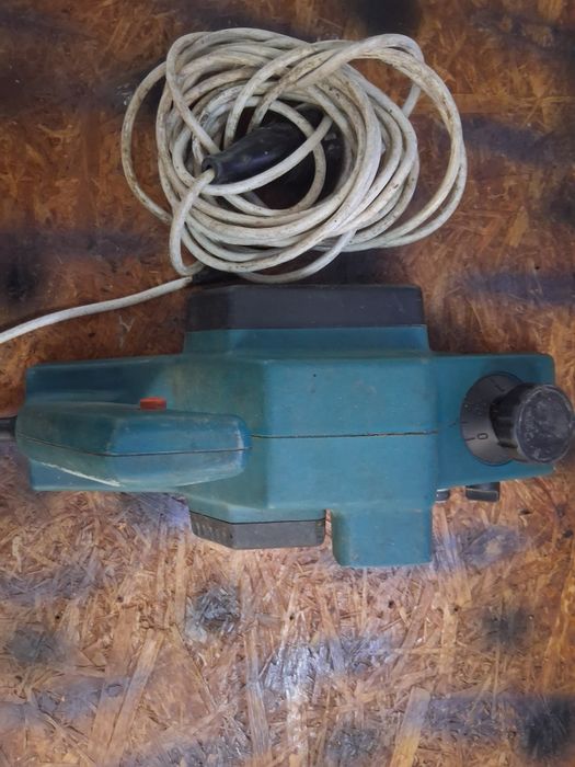 Vând rindea electrică black&decker de 470w