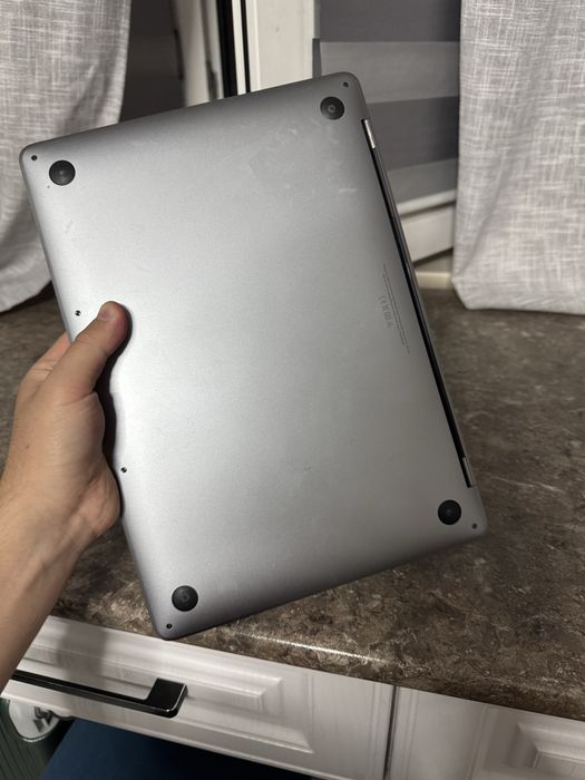 Продам Mackbook pro 2019 13-inch с touch bar