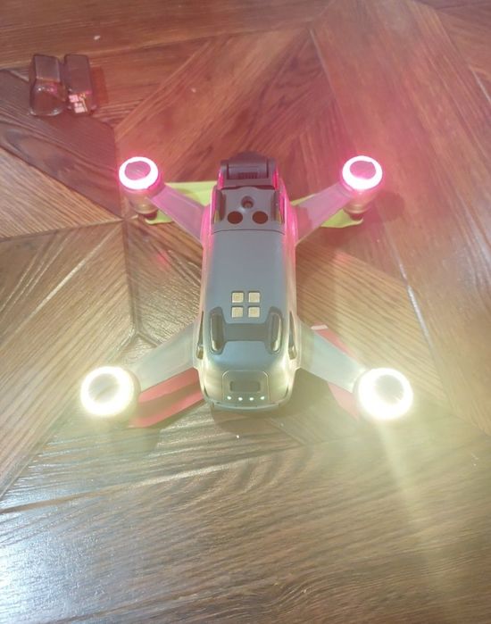 Dji spark със 3 батерии дистанционно и отделни аксесоари