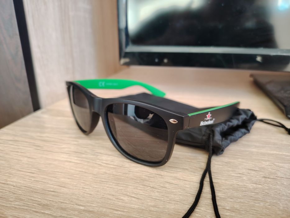 Слънчеви очила Heineken в черно и зелено.