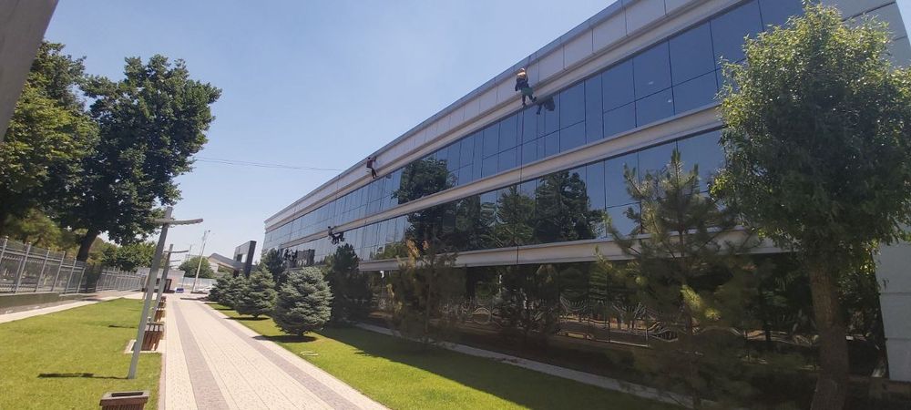 Мойка фасада, утепление фасада, украшение фасада, козырьки, Альпинисты