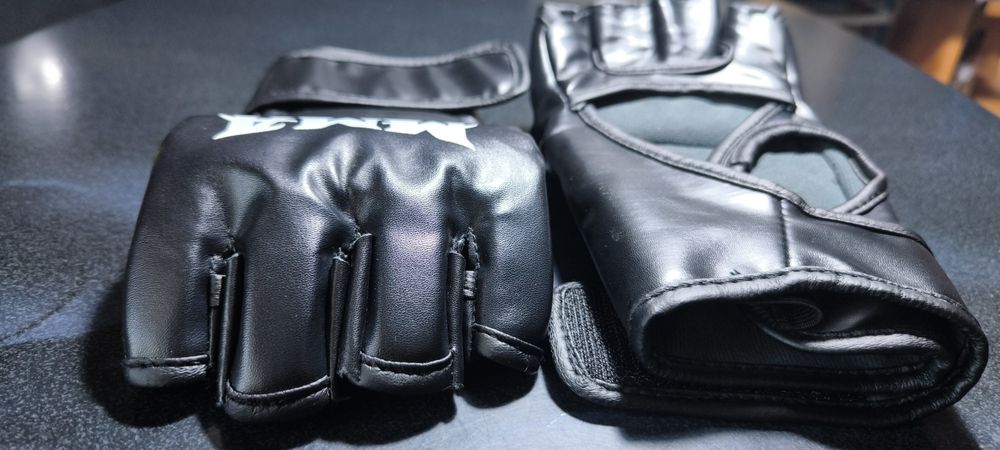 Боксерские перчатки