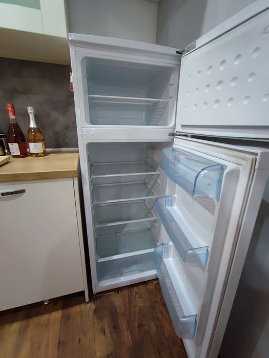 Хладилник с горна камера Beko
