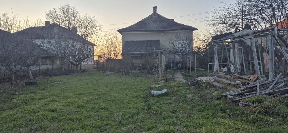 Къща с гараж и допълнителна постройка