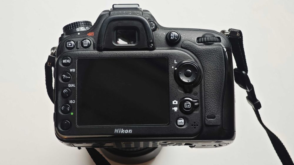 Nikon D7100 body + obiectiv 16-85mm 56030 cadre