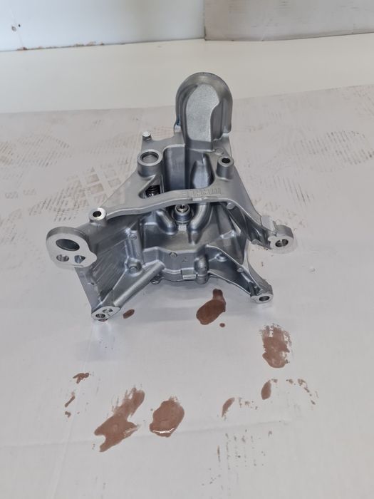 Pompa ulei motor 1.5 benzina BMW seria1  F70 F74 / cod-9895362 / 2019+