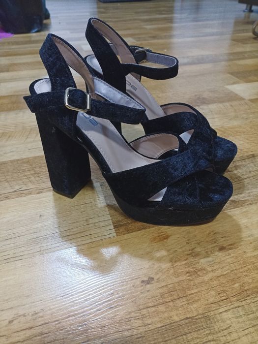 Pantofi cu toc înalt de dama!