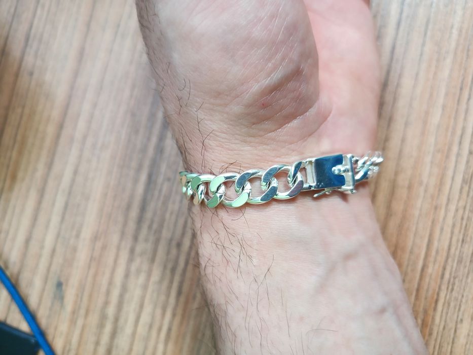 Сребърна гривна с плочка