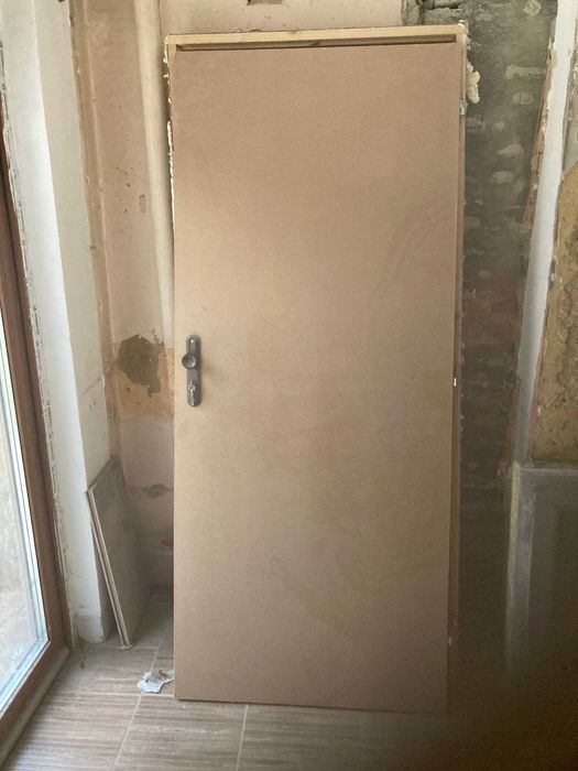 Врата с каса 90х200х х7 с брава и дръжки