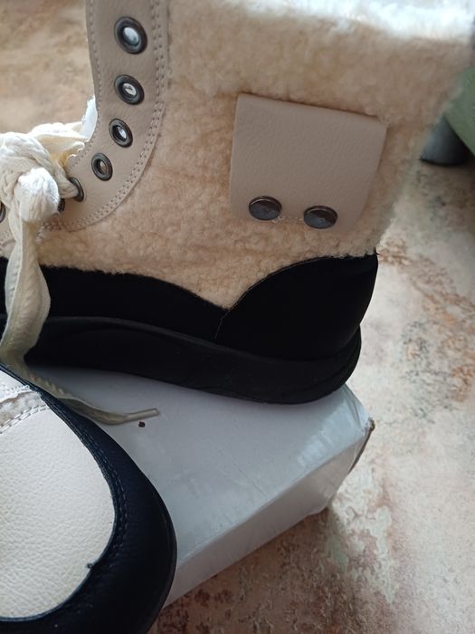 Продам ботинки женские