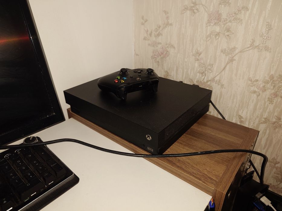 Xbox one X +controlere