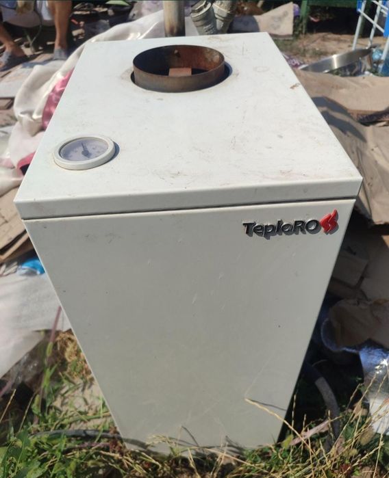 Газовый котел с жестяным дымоходом и насосом