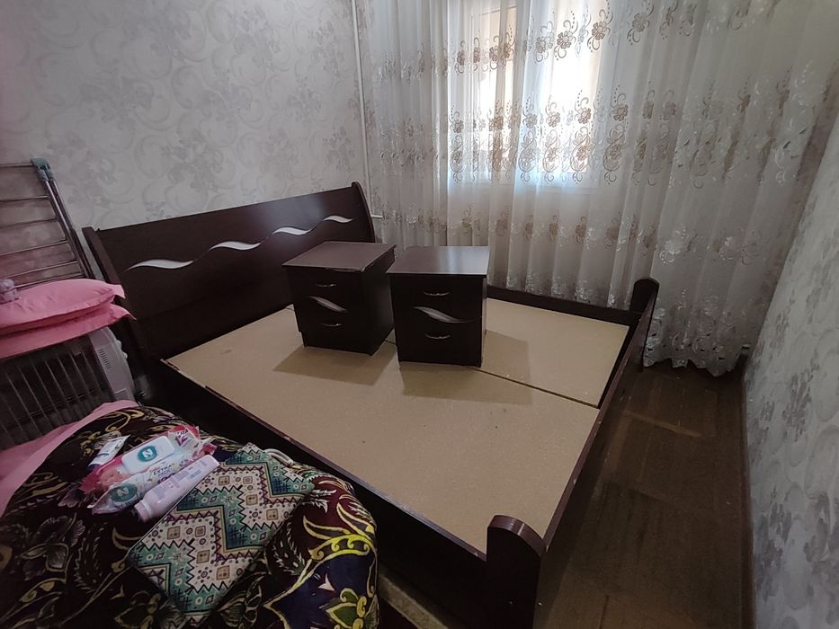 Кровать с двумя тумбами