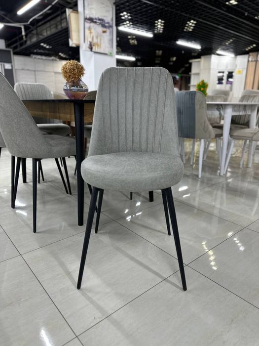 Стол и 6 стуля для кухни и для гостиной