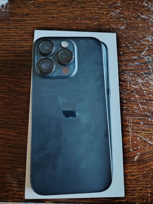 Продавам iphone 15 pro 512