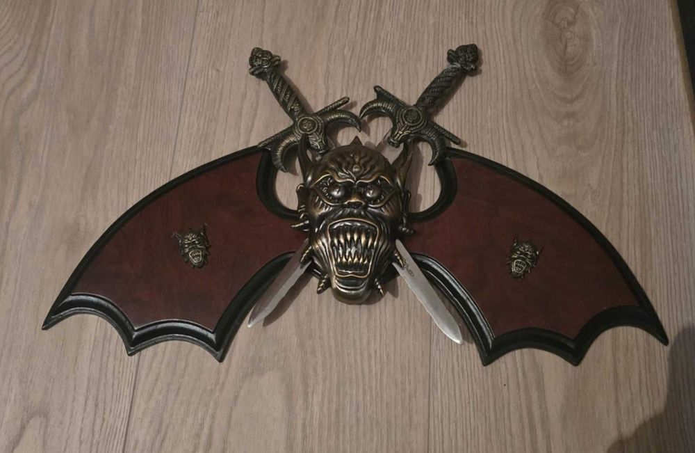 Герб за стена метален на дървена основа.