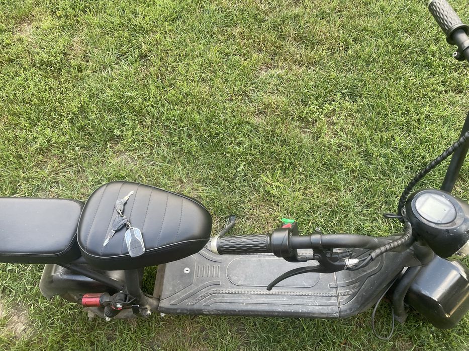Vand moped cu 1800 de lei pret negociabil