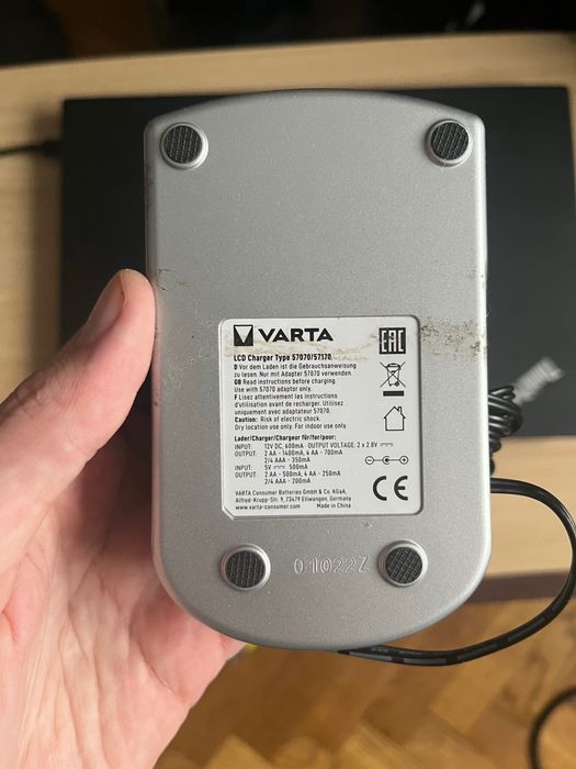 Încărcător de acumulatori Varta PP LCD 4xAA & 12V + USB