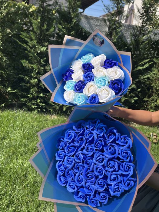 Buchet trandafiri sapun albastru/ roz/ rosu/ personalizat cu stitch si initiala