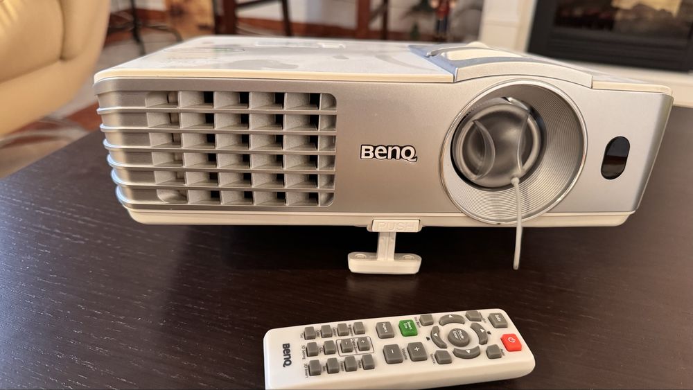 Videoproiector BenQ W1070 3D+ ochelari 3D+ecran de 2,55m