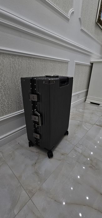 Чемодан новый вместительный