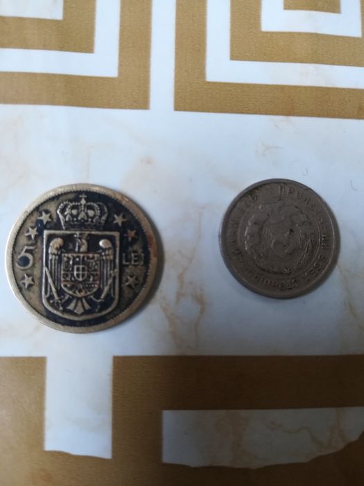 Caseta de valori de argint  si doi banuti cu regili mihai