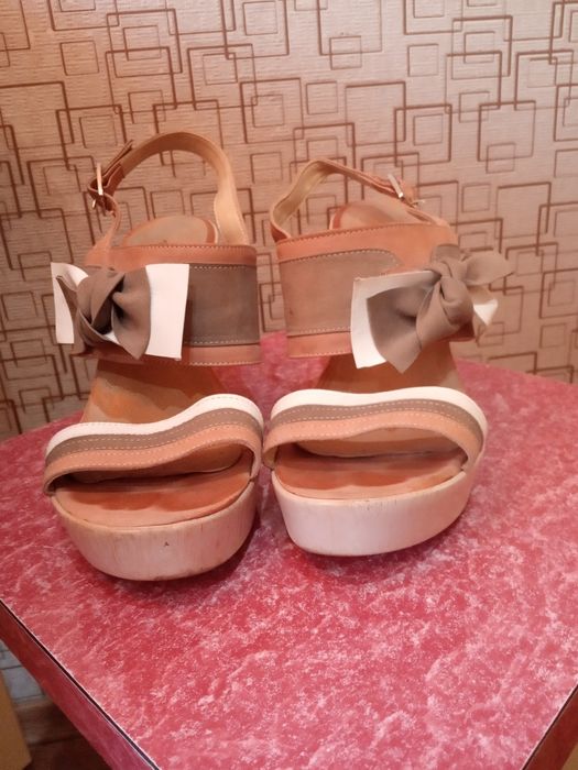 Босоножки кожаные.