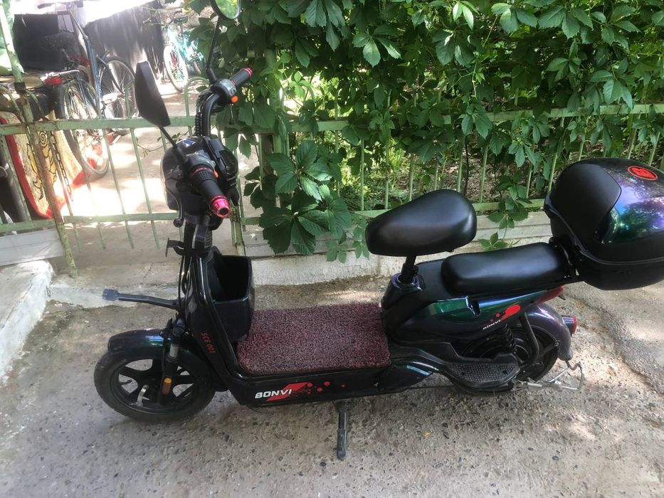 Скутер bonvi Sce001