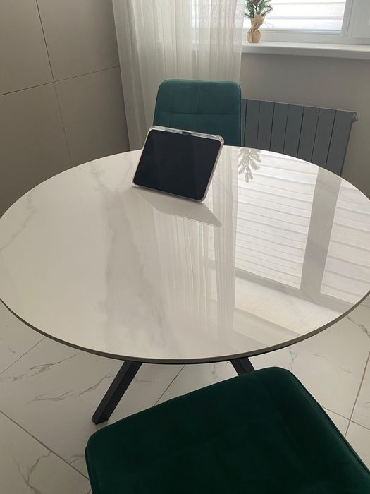 Стол со стульями