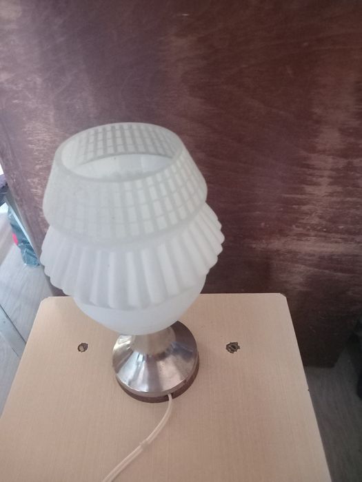 Нощна лампа с метална поставка от долу